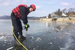 Až 26. února měřili poprvé v této zimě tloušťku ledu na brněnské přehradě strážníci. Je podle nich moc tenký.