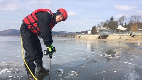 Měření tloušťky ledu provádí strážníci na Brněnské přehradě každým rokem.