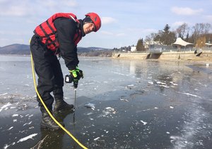 Měření tloušťky ledu provádí strážníci na Brněnské přehradě každým rokem.