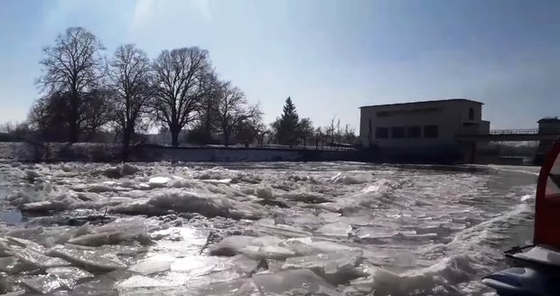 Strach z velké vody: Moravou se valí ledové kry! Povodí čeká "nášup" z tajícího sněhu