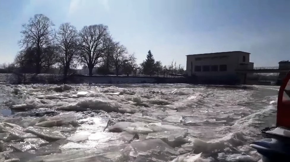 Ledové kry valící se řekou Moravou.