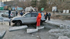 Parkování na ledu ukončila obleva.