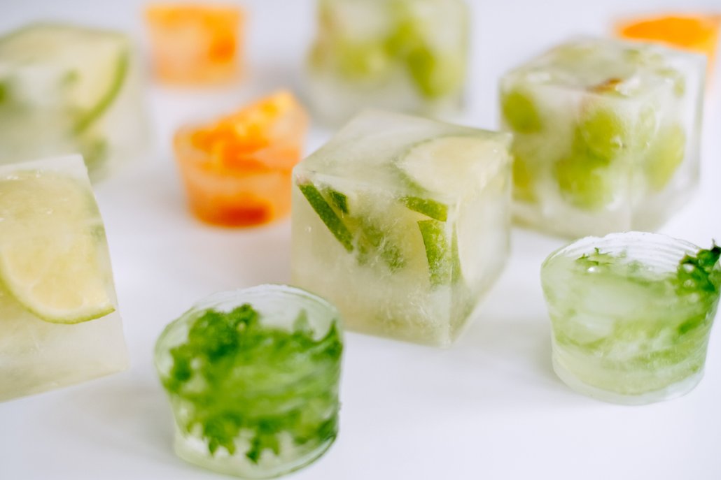 Kousky ovoce, zeleniny a bylinek můžete zamrazit do kostek ledu a budete je mít kdykoliv k dispozici