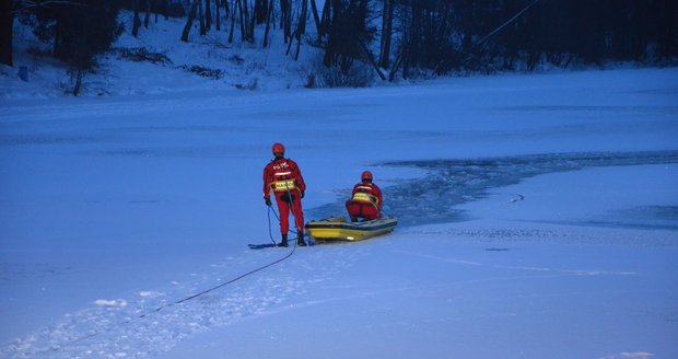 Hasiči z nádrže u obce Kateřinice zachraňovali čtyřkolku, pod kterou se probořil led.