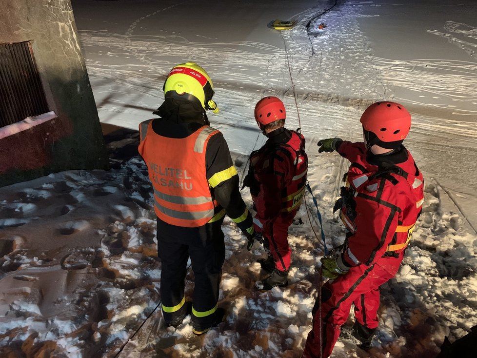 Hasiči z nádrže u obce Kateřinice zachraňovali čtyřkolku, pod kterou se probořil led.