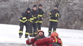 Hasiči Karlovarského kraje nacvičují záchranu tonoucího z ledu.