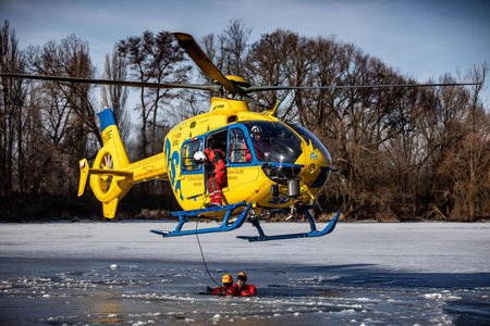 Nácvik záchrany tonoucího Královéhradeckých hasičů pomocí vrtulníku LZS