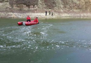 Muže, pod kterým se na rybníčku probořil led, zachránil náhodný kolemjdoucí. Po jeho psovi pátrali hasiči, bohužel už mu nebylo pomoci.