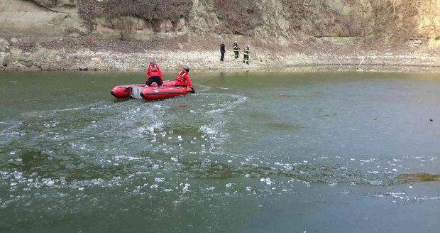 Muže, pod kterým se na rybníčku probořil led, zachránil náhodný kolemjdoucí. Po jeho psovi pátrali hasiči, bohužel už mu nebylo pomoci.