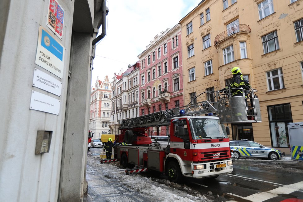 Takto pražští hasiči sundají kusy ledu či sníh ze střech obecních či státních domů na Smíchově.
