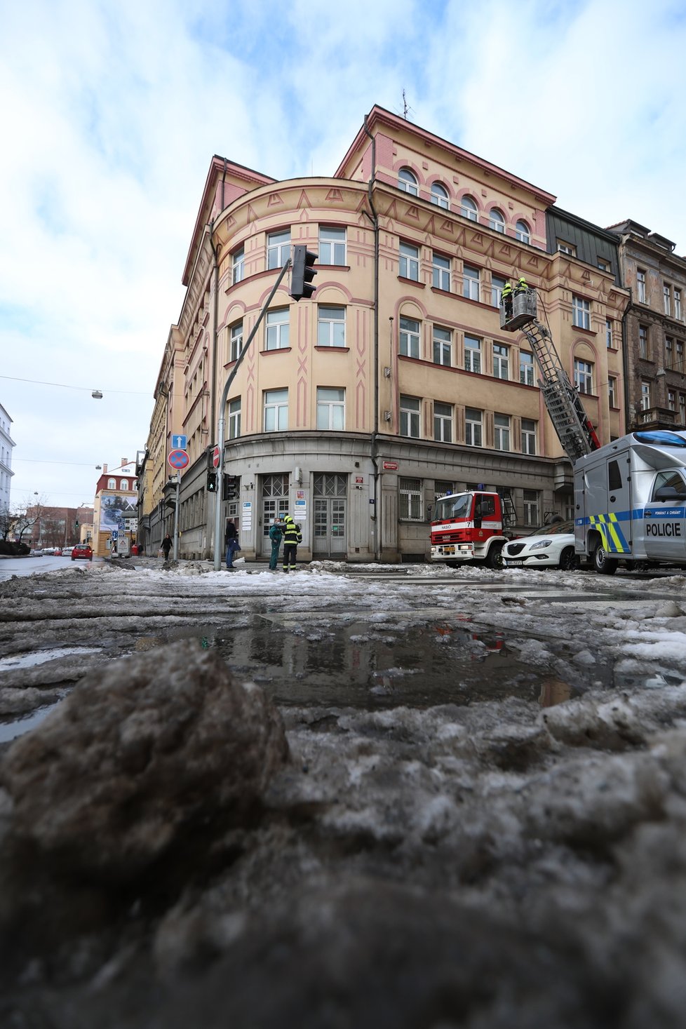 Takto pražští hasiči sundají kusy ledu či sníh ze střech obecních či státních domů na Smíchově.