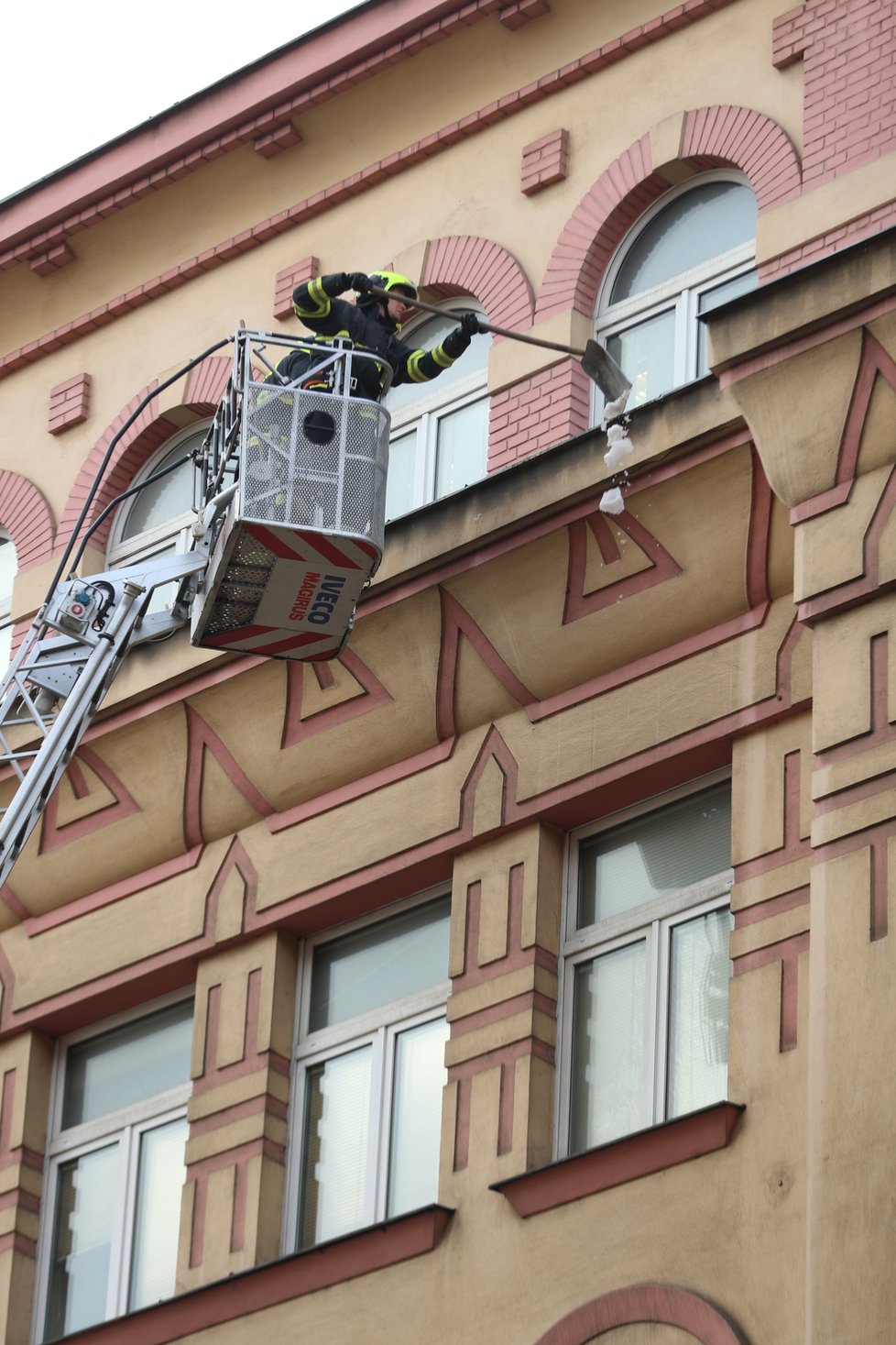 Takto pražští hasiči sundají kusy ledu či sníh ze střech obecních či státních domů na Smíchově.