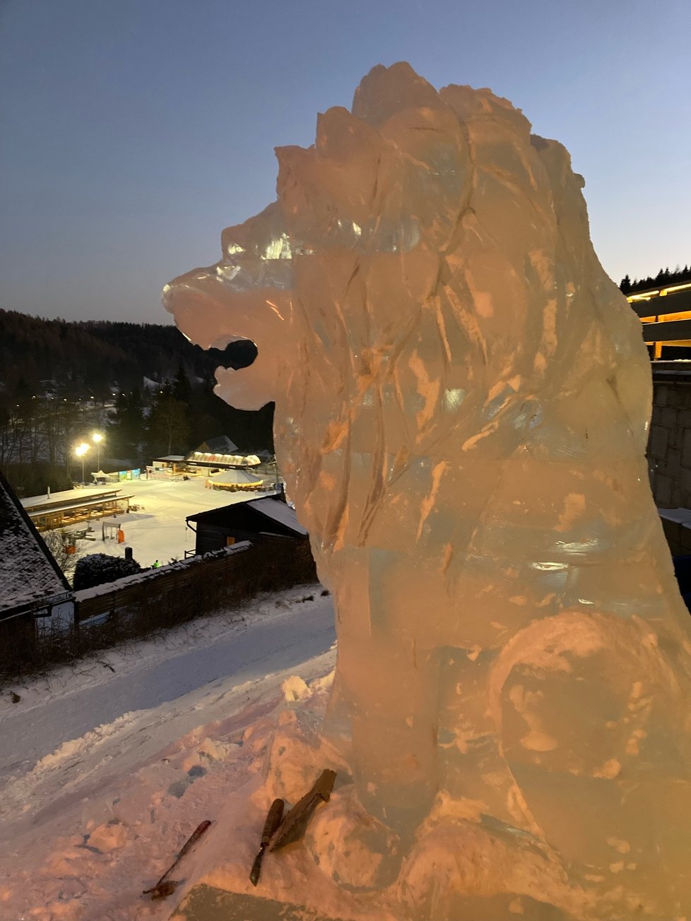 Ve ski resortu Kopřivná vyrostla ledová zoo. Řezbáři sochy vyrobili za 5 dní.