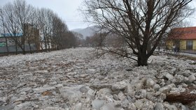 V řece Svratce v Tišnově se vytvořily velké ledové kry. Hasiči je museli odstřelit.
