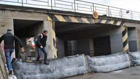 Protipovodňové stěny pod mostem v Tišnově bránily průchodu i lidem.