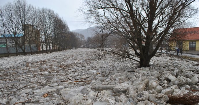 V řece Svratce v Tišnově se vytvořily velké ledové kry. Hasiči je museli odstřelit.