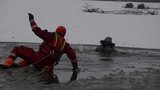 Drama na Orlíku: Bruslaři se propadli ledem, ve vodě skončili i hasiči. Na místo letěl vrtulník