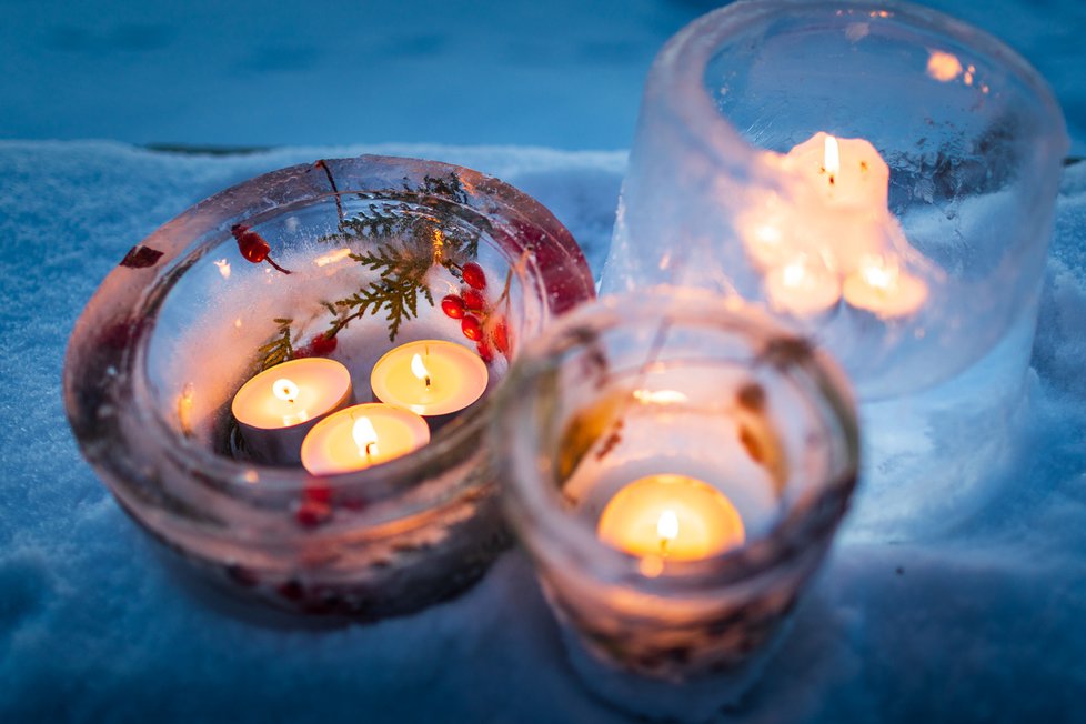 Ledové svícny na budou krásnou zimní ozdobou na zahradě nebo na terase.