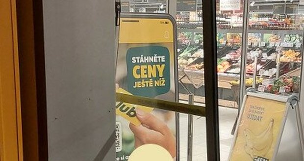 Opilec se vloupal do supermarketu a usnul u pokladny.