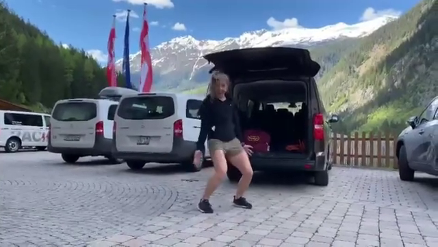 Na co Ester Ledecká sáhne, to jí jde! Takhle na soustředění v Rakousku uklízí míče do kufru svého vanu!