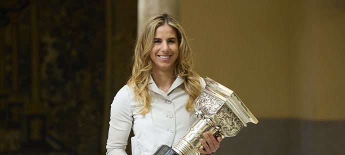 Ledecká pózuje s Trofejí Evropské unie. Vyhrála ji dodatecne za rok 2022, kdy vybojovala své tretí olympijské zlato.