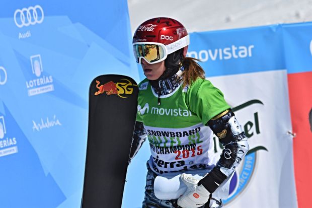 Ester Ledecká pozoruje počínání svých soupeřek Ester Ledecká pozoruje počínání svých soupeřek