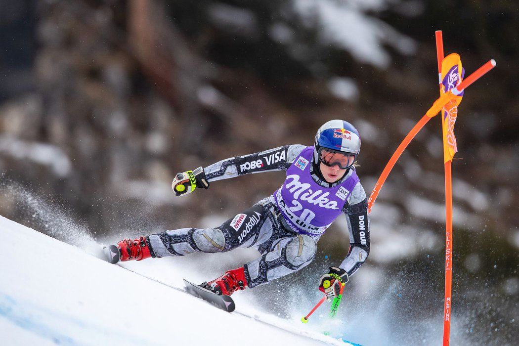 Ester Ledecká s novým sponzorem na helmě. Red Bull je pro ni pohádkový partner.