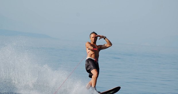 Janek Ledecký na dovolené provozoval vodní sporty...