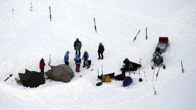 Turisté v základním táboře, na který lední medvěd zaútočil.