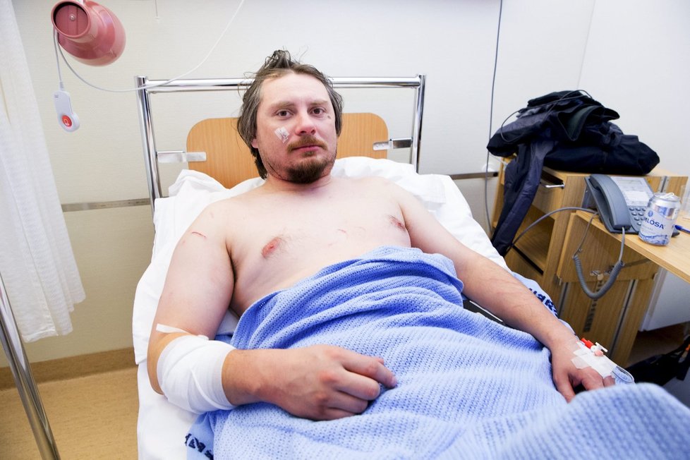 Čech Jakub Moravec leží po napadení ledním medvědem v nemocnici.