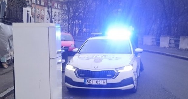 Policie řešila lednici uprostřed vozovky.