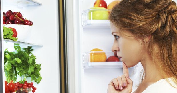 Čistíte lednici tak často, jak byste měli? Jak ji účinně zbavit bakterií a zápachu?