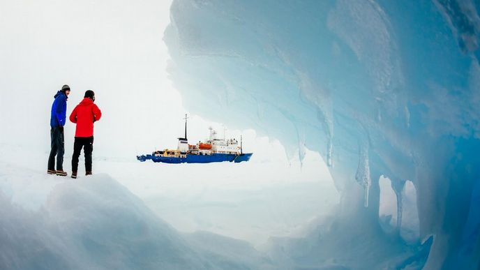 Ledoborec Sněžný drak se snažil vyprostit pasažéry z uvízlé ruské lodi ruské Akademik Šokalskij