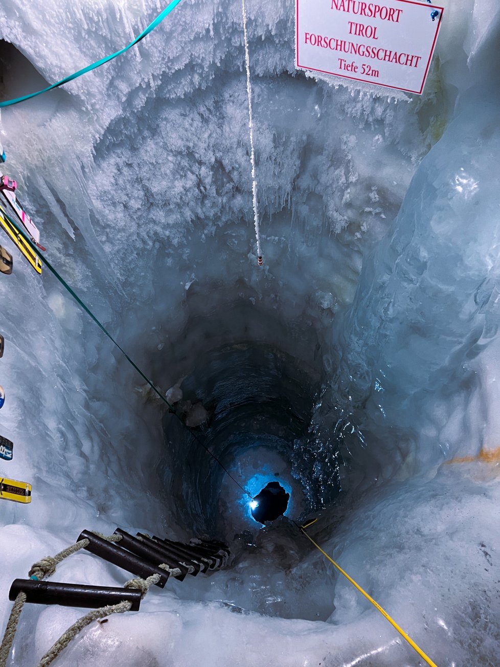 Šachta v ledové jeskyni slouží pro výzkum.