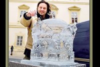 Nádvoří zámku Valtice zdobí ledová knížecí koruna