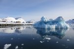Dobrodružnou plavbu na kře ledové zažila americká turistka, kterou spláchlo moře, když na Islandu kvůli fotografii pózovala usazená na kusu ledu. (ilustrační foto)