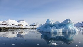 Dobrodružnou plavbu na kře ledové zažila americká turistka, kterou spláchlo moře, když na Islandu kvůli fotografii pózovala usazená na kusu ledu. (ilustrační foto)