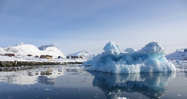Dobrodružnou plavbu na kře ledové zažila americká turistka, kterou spláchlo moře, když na Islandu kvůli fotografii pózovala usazená na kusu ledu. (ilustrační foto)