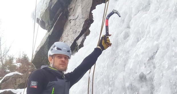 Noční déšť v sobotu zrušil dopolední program, správce Slávek Matuška ( na snímku ) musel zrušit rezervované skupiny lezců. Brzy však má prý znovu přituhnout.