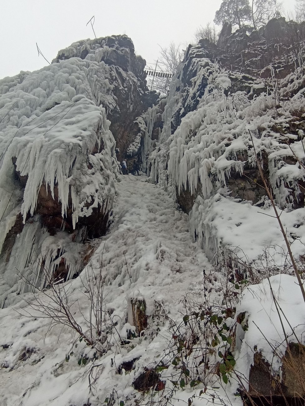 Ledovou stěnu ve Víru opět oblehly desítky lezců. Parádní zážitek umožnilo mrazivé počasí předchozích dnů.