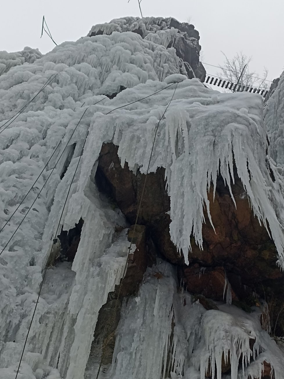 Ledovou stěnu ve Víru opět oblehly desítky lezců. Parádní zážitek umožnilo mrazivé počasí předchozích dnů.