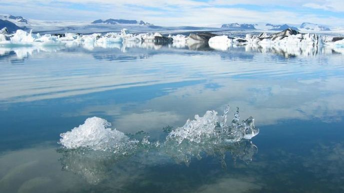 Ledovcové jezero na ledovci Vatnajökull, pod nímž leží i sopka Bárdarbunga