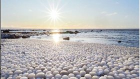 Na pláži finského ostrova Hailuoto nalezl fotograf Risto Mattila ohromné množství naplavených ledových koulí ve tvaru vajíček