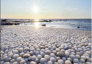 Na pláži finského ostrova Hailuoto nalezl fotograf Risto Mattila ohromné množství naplavených ledových koulí ve tvaru vajíček