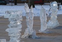Darebáci rozmlátili ledové sochy