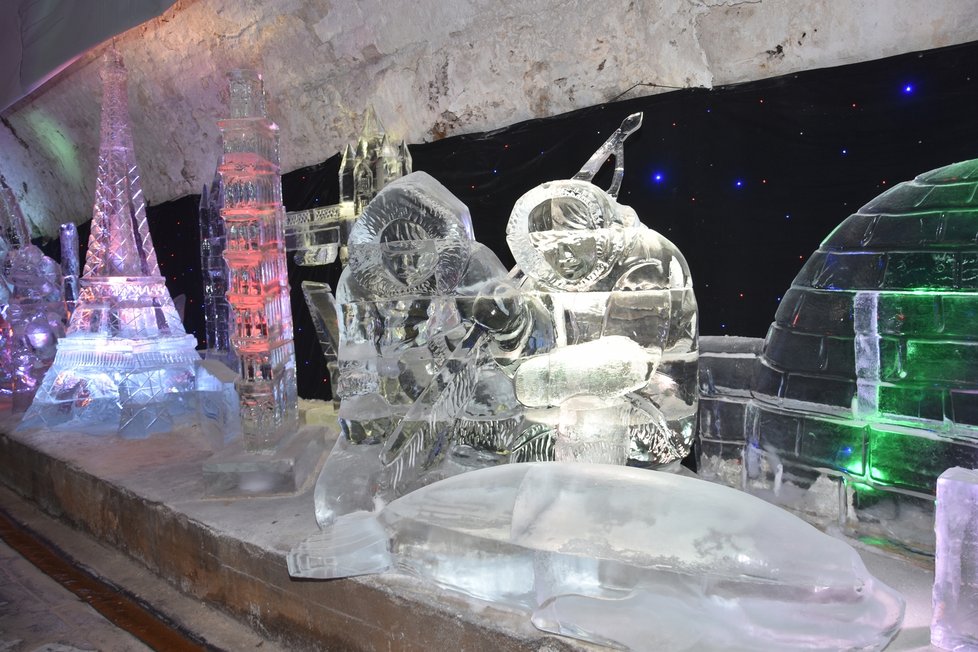 Ledové sochy se nacházejí ve sklepě pivovaru Plzeňský Prazdroj.