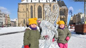 Sestry Ema (5, vlevo) a Olivie (3) jsou nadšené z ledové sochy vážky.