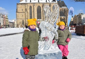 Sestry Ema (5, vlevo) a Olivie (3) jsou nadšené z ledové sochy vážky.