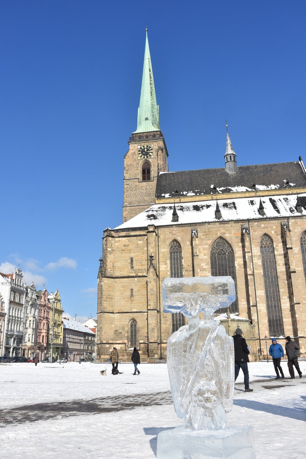 Ledové sochy jsou k vidění na náměstí Republiky pod dominantou Plzně, chrámem sv. Bartoloměje