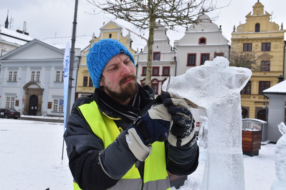 Ledoví sochaři vytvářejí na náměstí Republiky v Plzni svá díla.